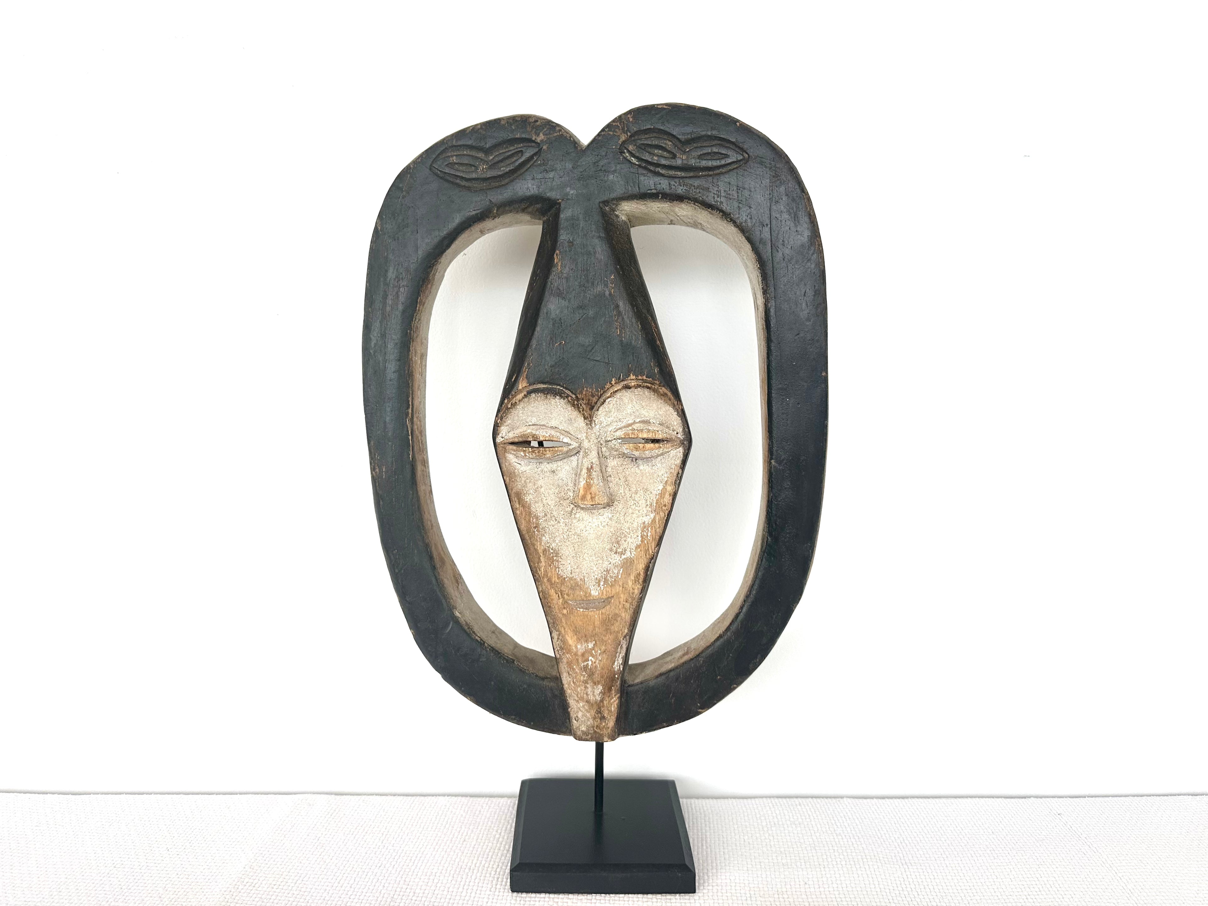Kwele Round Mask